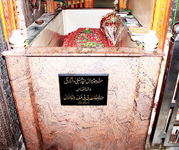   Mazar of Hazrat Daulat Bibi Urf Dama Amma
